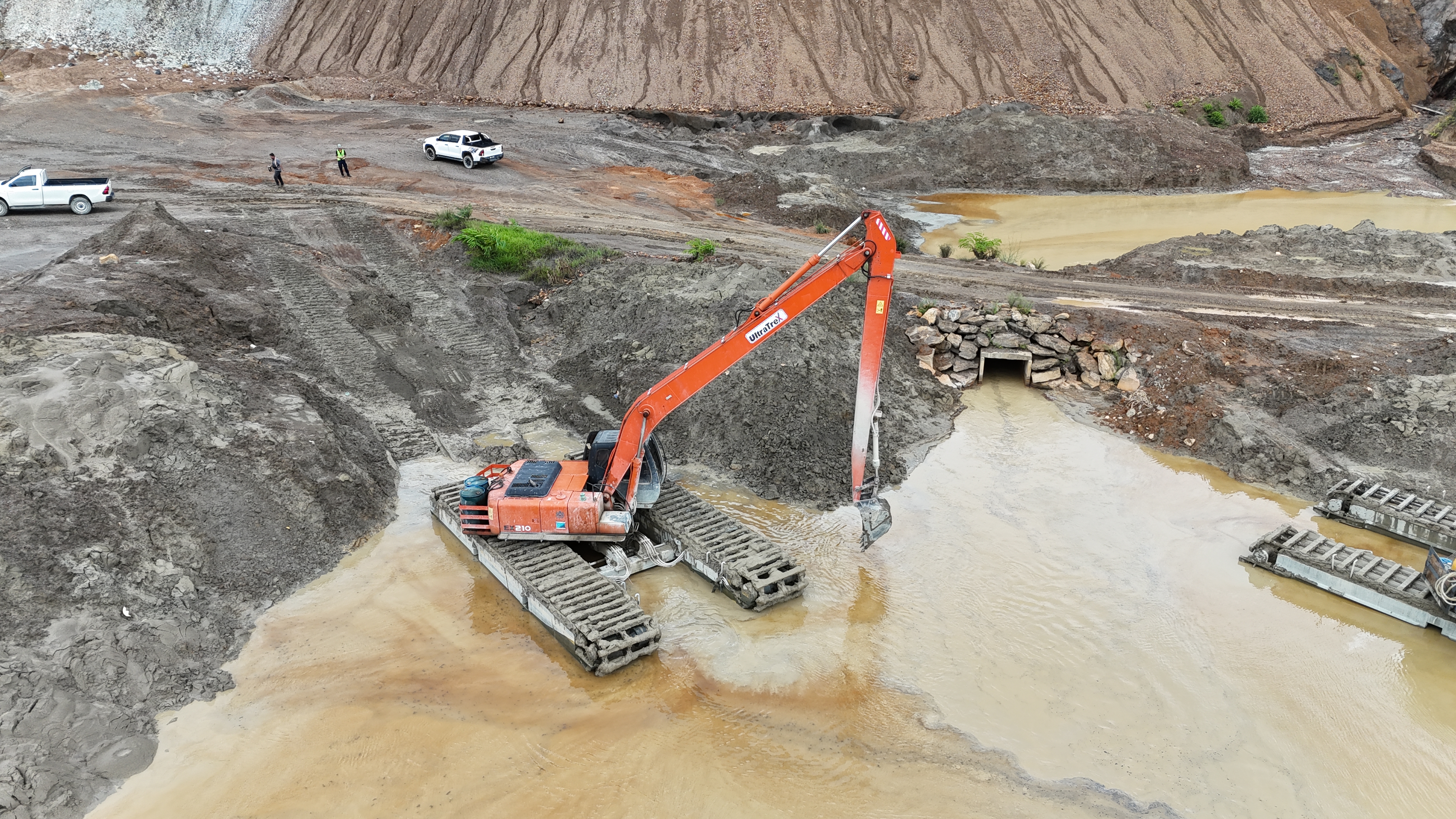 Ultratrex Amphibious Excavator AT200ER-V2 Operation In Mining