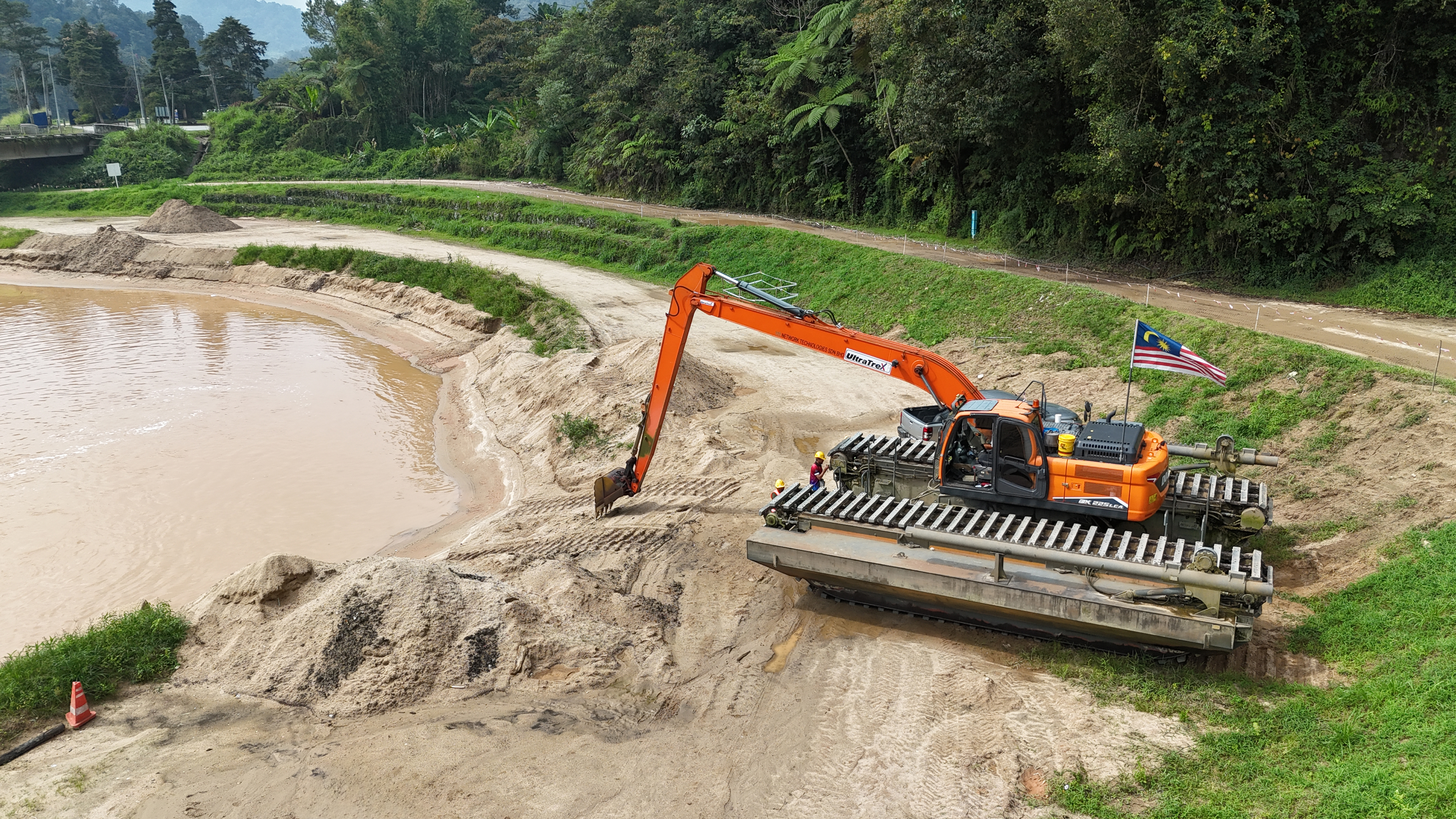 Ultratrex Amphibious Excavator AT200ERPS-V2